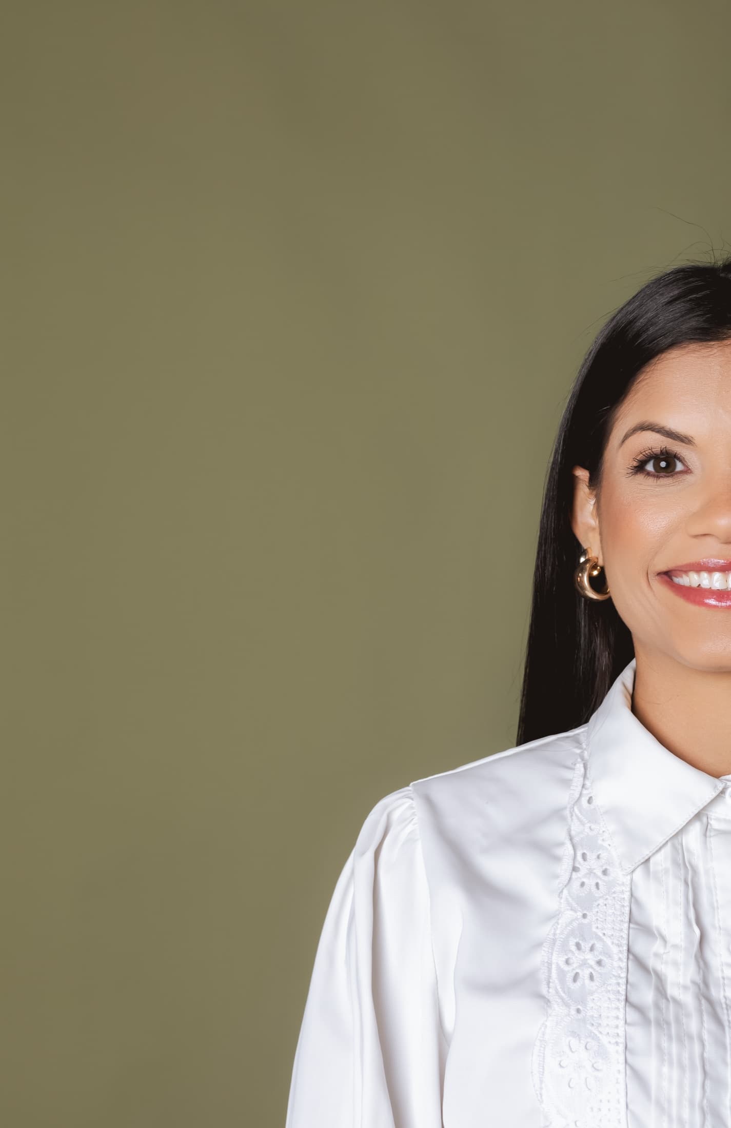 Manuela Campos, nutricionista clínica e esportiva, sorrindo em estúdio